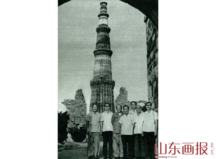 古特伯高塔前合影留念