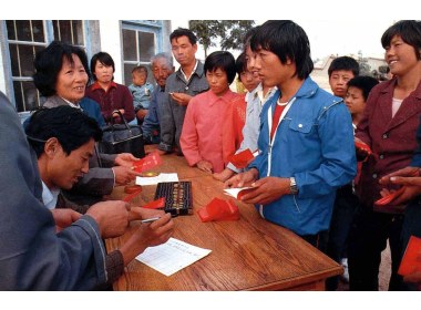 向农民发放贷款折