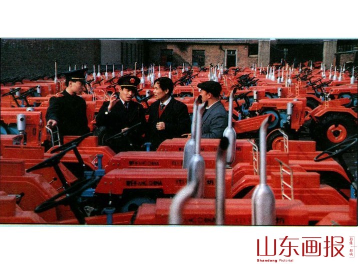 经济调解中心的审判员正在潍坊拖拉机厂调查情况