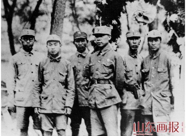 罗荣桓、符竹庭等同志合影