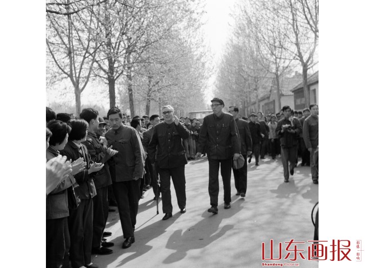 全国数论会议期间华罗庚教授与山东大学的师生见面