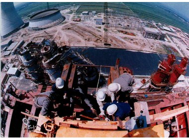 山东电建三公司工人在高空作业