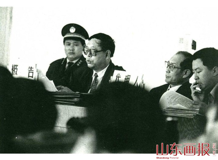 法庭上的被告——槐荫区房屋建设综合开发公司代表