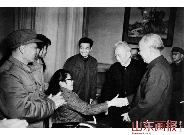万里、王震与张海迪亲切握手