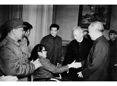 万里、王震与张海迪亲切握手
