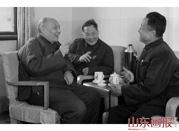 文学艺术界委员余修、冯毅之、李士剑交谈