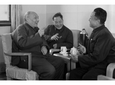 文学艺术界委员余修、冯毅之、李士剑交谈