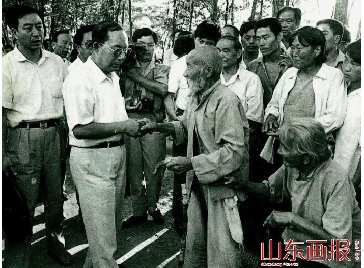 陈俊生在郓城县黄河金堤上慰问灾民