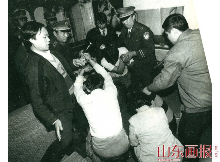 公安干警和联防队员以迅雷不及掩耳之势捣毁卖淫窝