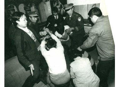 公安干警和联防队员以迅雷不及掩耳之势捣毁卖淫窝