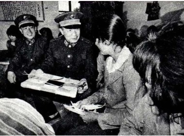 与女工共同商讨
