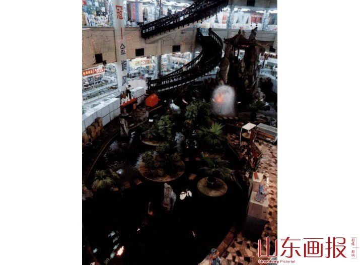 庆凭为济南国际贸易大厦设计制作的厅内园林