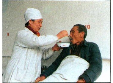 重病人需要他们一口口喂