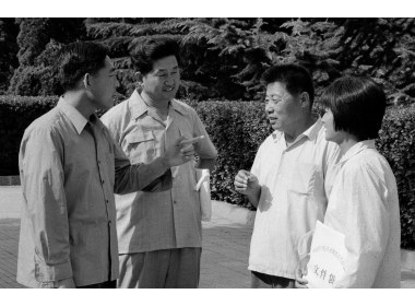 老中青干部在亲切交谈