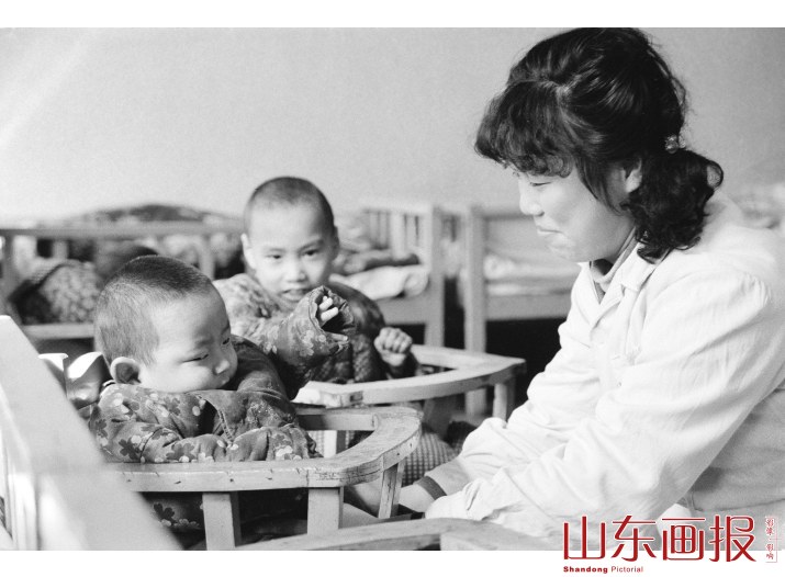 孤儿在医护人员的精心护理下生长着
