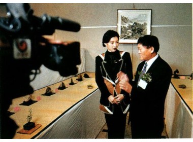 韩国国家电视台在韩国全国寿石小品大展现场采访来访的山东省花卉盆景艺术家协会主席李宝祥先生