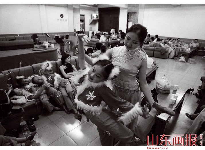 临演出前,再让舞蹈班的大姐姐指点指点