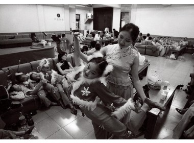 临演出前,再让舞蹈班的大姐姐指点指点