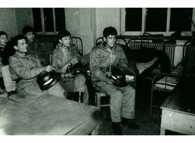 除夕夜，战士们毫不懈怠，身着消防服欣赏电视节目，时刻准备着投入战斗