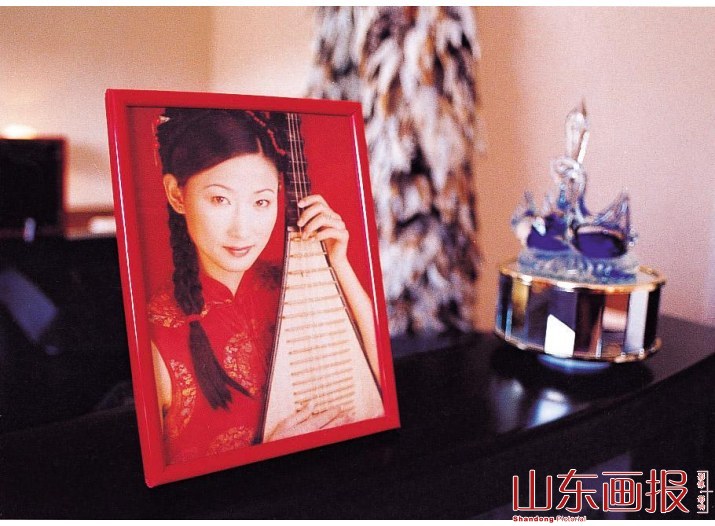在茂臻卧室内的显眼位置摆放着女友的艺术照茂臻的女友
