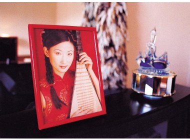 在茂臻卧室内的显眼位置摆放着女友的艺术照茂臻的女友