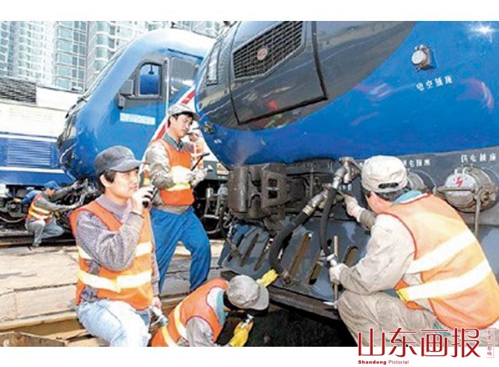上海机务段提速机车地面维护检测人员全方位检修