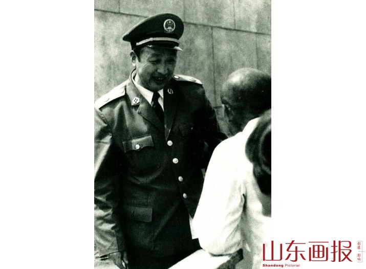 崔向荣愿与基层群众交朋友，许多案情就是通过他们获取的