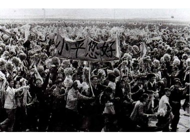1984年10月1日，参加国庆游行的大学生通过天安门时，队伍中突然展开“小平您好”的横幅