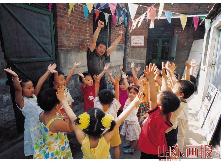 梁基民在和孩子们做游戏