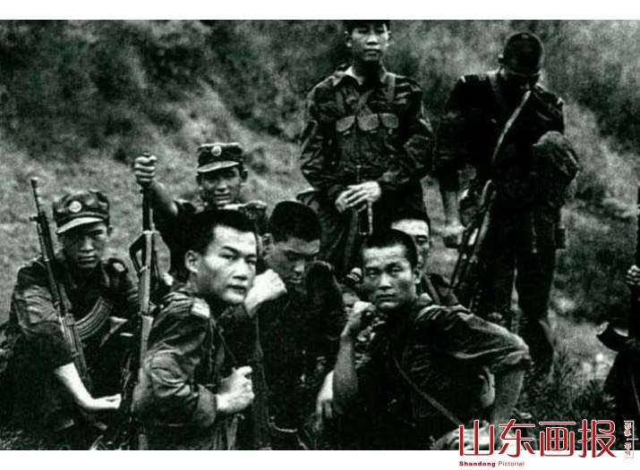 身穿“八七”式陆军作训服的战士