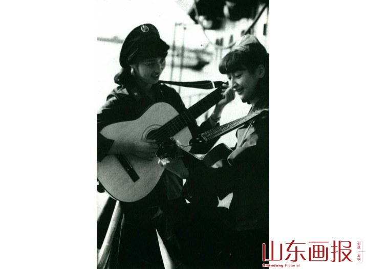 身穿“八五”式军服的陆军女战士