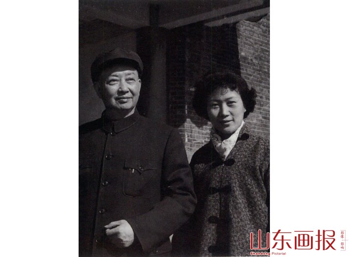 梅兰芳与张春秋在山东剧院前的合影