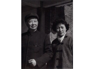 梅兰芳与张春秋在山东剧院前的合影