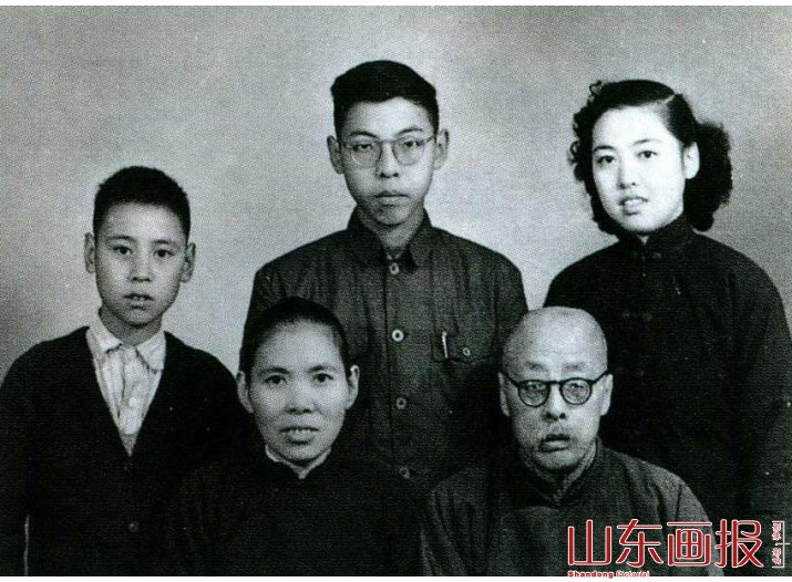 1952年潘承洞考上北京大学数学力学系赴京前和家人合影