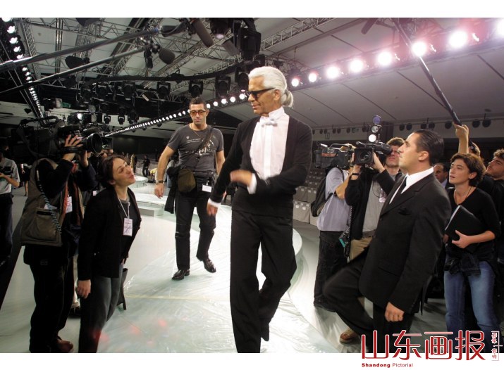 顶级服装设计师卡尔·拉格菲尔德在表演开始前督战