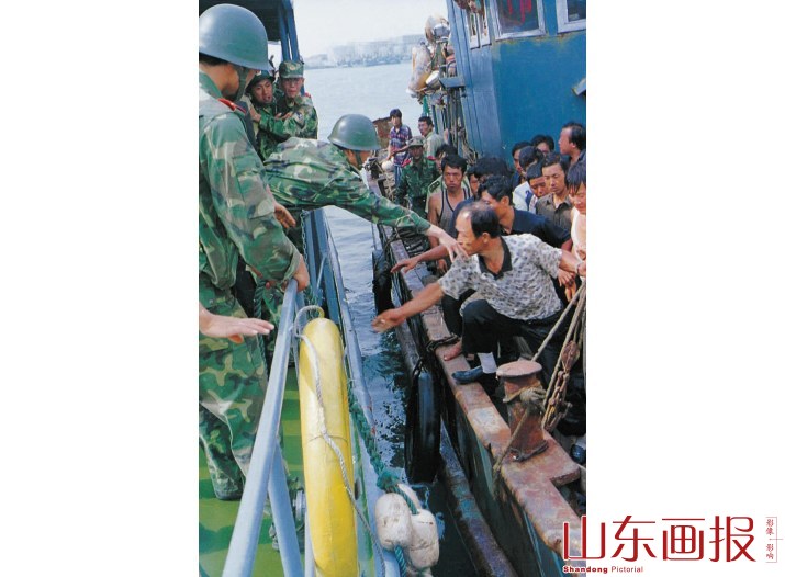 山东公安边防部队在海上巡逻