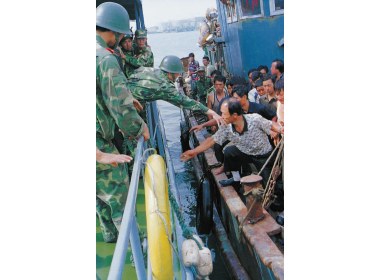 山东公安边防部队在海上巡逻