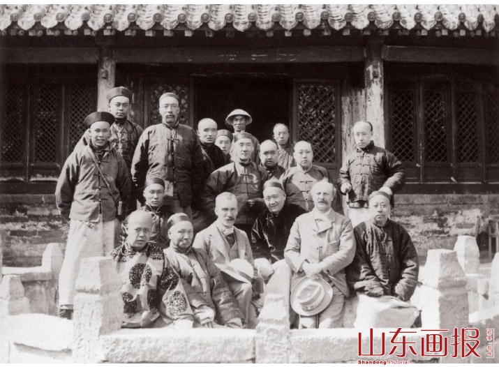 骆克哈特与尚其亨等在泰山合影