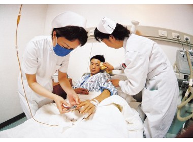 护理人员为受伤同胞做生活护理