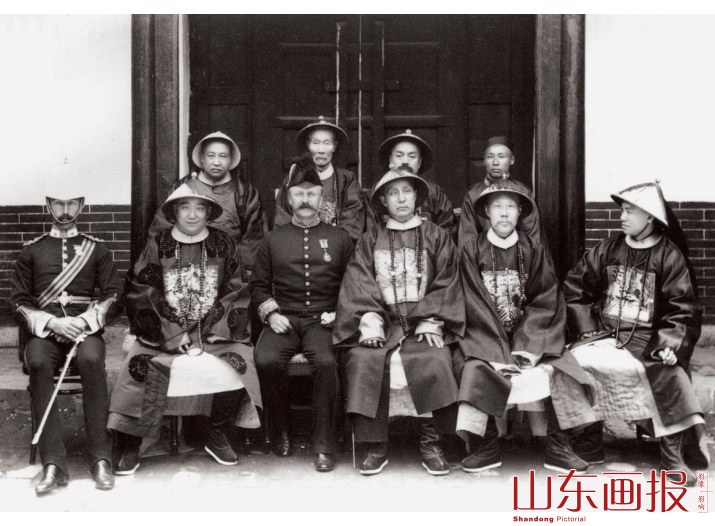 骆克哈特与布政使胡廷干、按察使尚其亨等司道大员合影