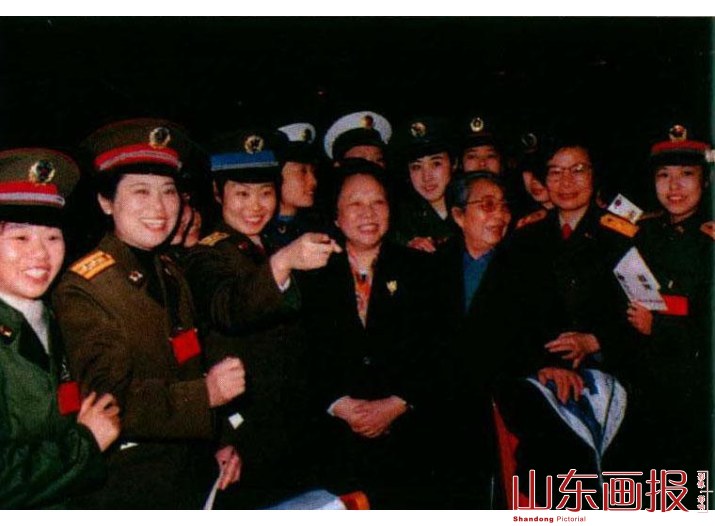1991年，李萍在人民大会堂与“三八”国际劳动妇女节座谈会代表合影
