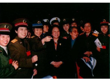 1991年，李萍在人民大会堂与“三八”国际劳动妇女节座谈会代表合影