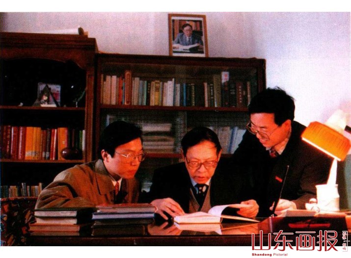 1992年大年初一下午，潘承洞与他的学生在一起