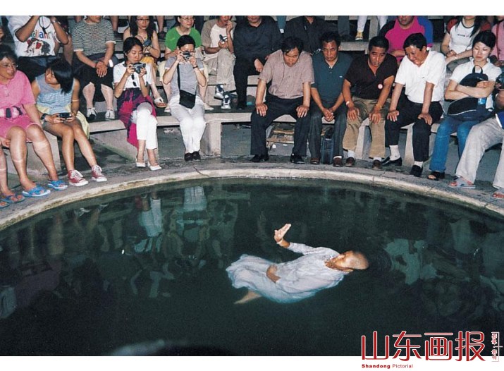 在泰缅边境，缅甸尼姑为中国旅游者进行专场浮水表演