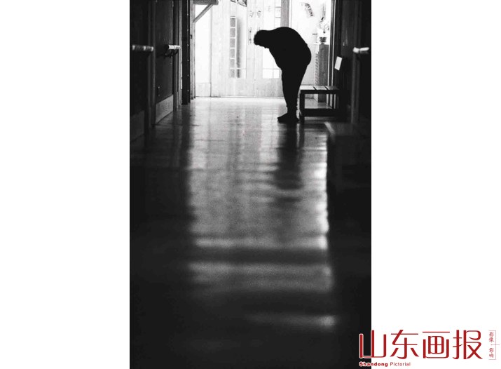 老杨曾是一名护路女工体力劳动严重地损害了她的健康