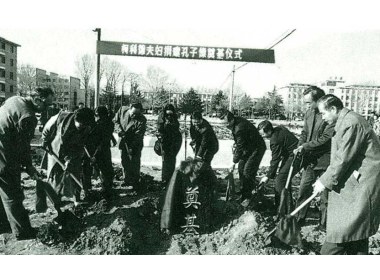 香港柯利德先生捐资为曲阜师范大学建造孔子塑像