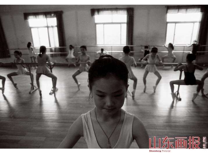 靳琦习练舞蹈非常投入