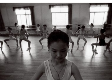 靳琦习练舞蹈非常投入