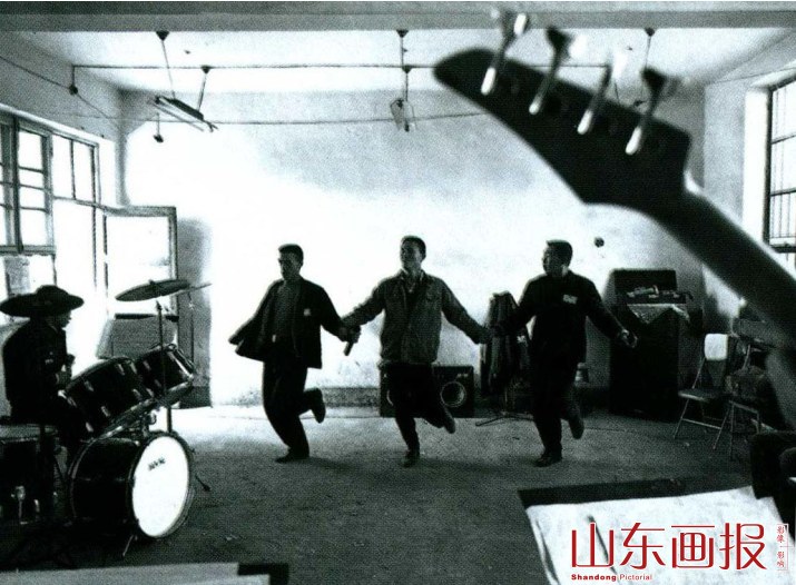 “丑小鸭三人合唱组”在教室中排练步调一致的歌伴舞