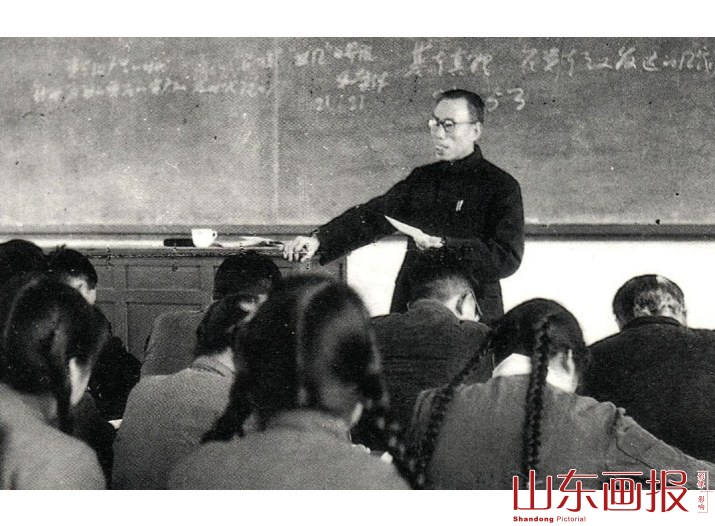 1961年在山东大学政治系辅导《共产党宣言》